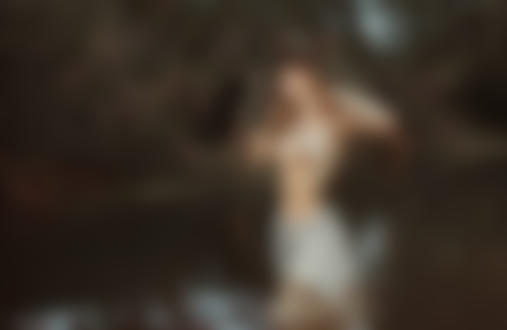 Обои на рабочий стол Девушка в венке стоит в воде на праздник Иван Купала. Фотограф Альберт Лесной