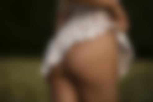 Обои на рабочий стол Модель Emily Singer в приподнятом платье, фотограф Jack Russell