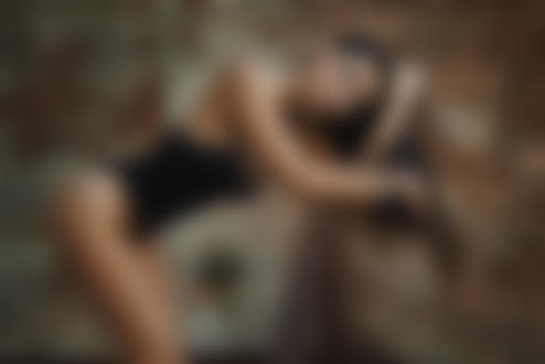 Обои для рабочего стола Модель Anita Roncari в купальнике позирует на фоне стены, фотограф Giovanni Zacche