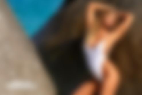 Обои на рабочий стол Модель Samantha Hoopes / Саманта Хупс позирует у камня, rjvgfybz Sports Illustrated / Спорт Иллюстрированный