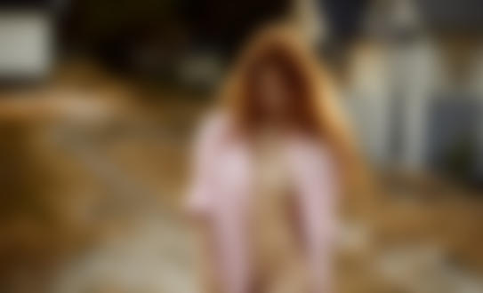 Обои на рабочий стол Модель Heidi Romanova / Хайди Романова в растегнутом халате стоит дороге, фотограф Joakim Karlsson