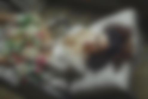 Обои для рабочего стола Модель Анастасия Шпиц с букетом цветов сидит на кресле. Фотограф Игорь Рыбка