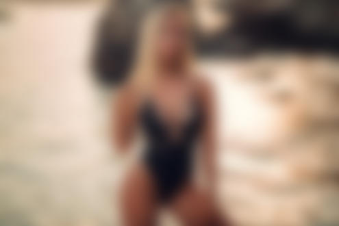 Обои на рабочий стол Модель Ника Гикалюк в купальнике стоит на фоне моря, фотограф Grigoriy Lifin