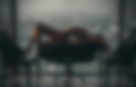 Обои на рабочий стол Обнаженная девушка позирует на столе на фоне окна, фотограф Александр Савичев