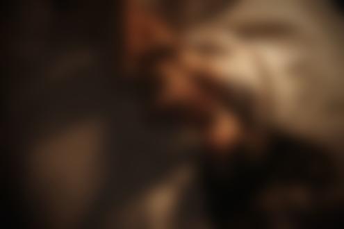 Обои для рабочего стола Модель лежит на кровати, фотограф Дима Дунин