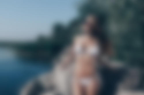 Обои на рабочий стол Модель Алина в белом купальнике стоит у камня, фотограф Артур Абдуллазянов