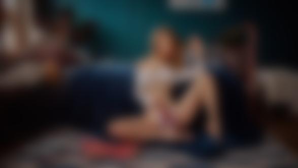 Обои на рабочий стол Модель Анна Царалунга сидит на полу у кровати с веточкой ягод в руке, фотограф Georgy Chernyadyev