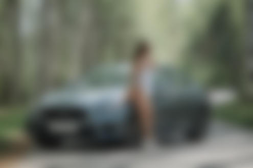 Обои на рабочий стол Модель Диляра стоит у авто, фотограф Артур Абдуллазянов