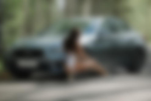 Обои на рабочий стол Модель Диляра позирует, присев у авто, фотограф Артур Абдуллазянов