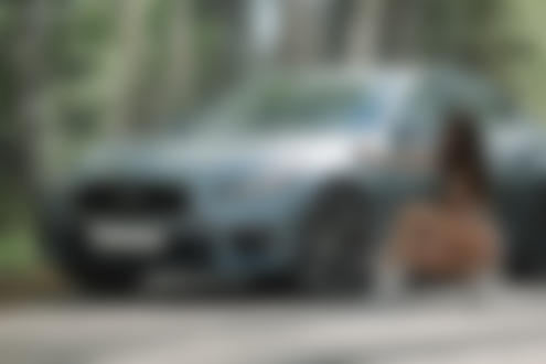 Обои на рабочий стол Модель Диляра позирует, присев у авто, фотограф Артур Абдуллазянов