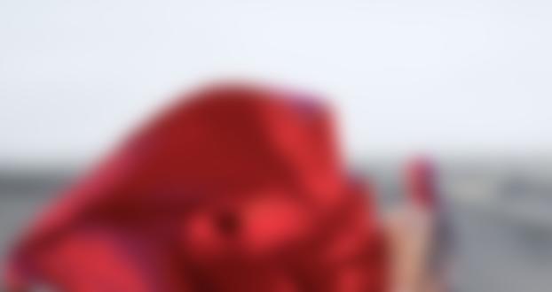 Обои на рабочий стол Девушка в красном хиджабе идет по пустыне, фотограф Viktor Stinger