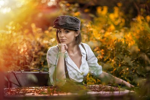 Обои на рабочий стол Девушка в кепке на фоне цветов сидит за столом, by iBi Photo