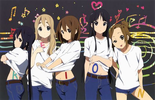 Обои на рабочий стол Akiyama Mio / Мио Акияма, Azusa Nakano, Yui Hirasawa, Ritsu Tainaka и Tsumugi Kotobuki в белых футболках из аниме Легкая музыка / Клуб легкой музыки / Кей-Он! / K-On, by Yukiko Horiguchi