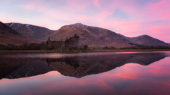 Обои на рабочий стол Kilchurn Castle / замок Килчурн в северо-восточной части Loch Awe, Scotland, UK / Лох-Аве, Шотландия, Великобритания на берегу озера