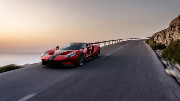 Обои на рабочий стол Красный Ford GT мчится по горной дороге