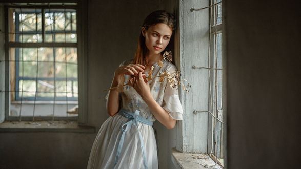 Обои на рабочий стол Модель Виктория Агеева стоит у окна, фотограф Георгий Чернядьев