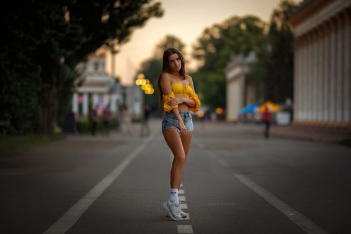 Обои на рабочий стол Модель Yana Ripenkо / Яна Рипенко стоит на дороге. фотограф Rounge Evgen