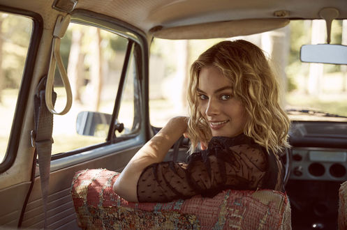 Обои на рабочий стол Голливудская актриса Margot Robbie / Марго Робби cидит в авто. Фотограф Max Doyle