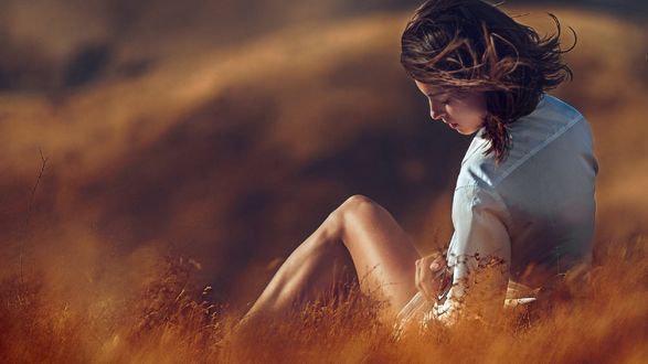 Обои на рабочий стол Девушка сидит на земле, by Jerusalem Photographer