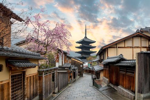 Обои на рабочий стол Старая улочка ранней весной и Yasaka Pagoda / пагода Ясака в Kyoto / Киото, Japan / Япония, фотограф Prasit Rodphan