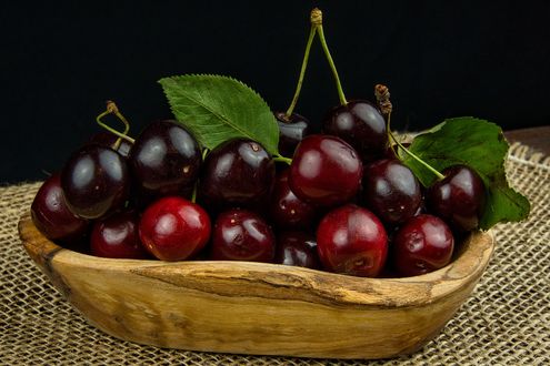 Обои на рабочий стол Черешни в деревянной посуде на столе, by Anrita1705