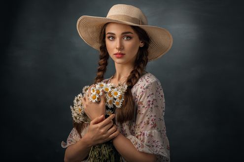 Обои на рабочий стол Девушка Ксюша Иванова в шляпе, с ромашками в руках, фотограф Сумников Алексей