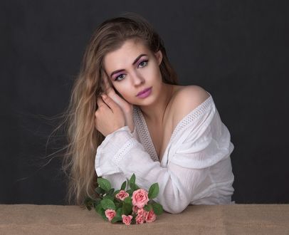 Обои на рабочий стол Девушка с длинными волосами сидит за столом с букетом розовых роз, by Jerzy Gоrecki