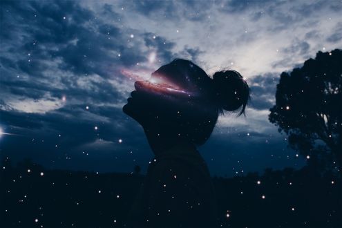 Обои на рабочий стол Силуэт девушки на фоне облачного неба, by Emily Acosta