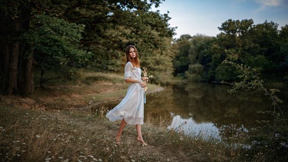 Обои на рабочий стол Модель Виктория Агеева в белом платье стоит у речки, фотограф Георгий Чернядьев