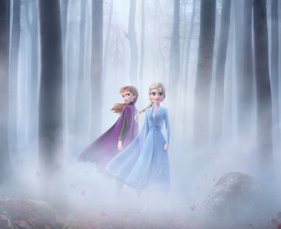 Обои на рабочий стол Elsa / Эльза и Anna / Анна стоят в тумане, из мультфильма Frozen 2 / Холодное сердце 2