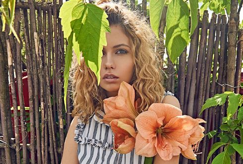 Обои на рабочий стол Модель Алена Сальникова / Alena Salnikova с цветами в руках, фотограф Алексей Янбаев / Alexey Yanbaev
