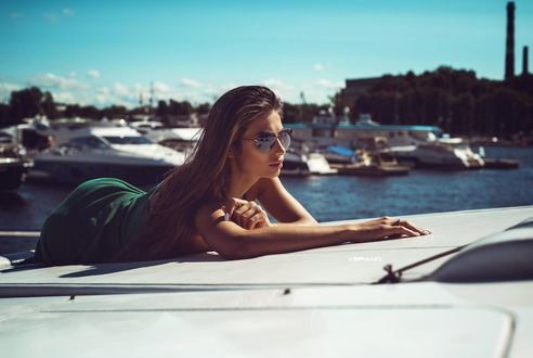 Обои на рабочий стол Модель Daria Shy / Дарья Шай позирует на катере. Фотограф Nikolas Verano