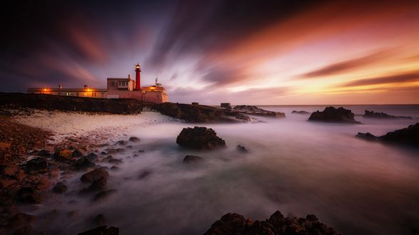 Обои на рабочий стол Маяк Cabo Raso / Кабо Расо на фоне заката солнца, Portugal, Cascais / Португалия, Кашкайш