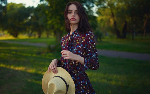 Обои на рабочий стол Модель Кира Белова со шляпой в руке. Фотограф Сергей Жирнов