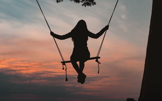 Обои на рабочий стол Девушка на качели на фоне облачного неба, by Gantas Vaiсiulеnas