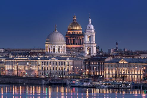 Обои на рабочий стол Исаакиевский собор вечером на фоне неба со стороны реки Нева, Санкт-Петербург