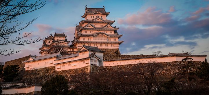 Обои на рабочий стол Замок Белой Цапли / Химэдзи / Himeji на фоне вечернего неба, Япония / Japan