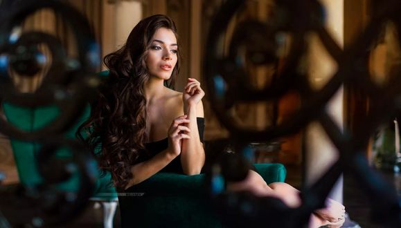 Обои на рабочий стол Модель Екатерина сидит на кресле, фотограф Дмитрий Беляев