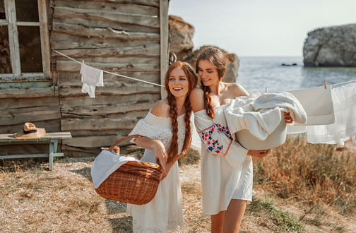 Обои на рабочий стол Модели Оксана и Катя развешивают белье на просушку, фотограф Фрейер Евгений