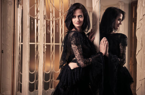 Обои на рабочий стол Модель Eva Green в черном платье отражается в зеркале. Фотограф John Russo
