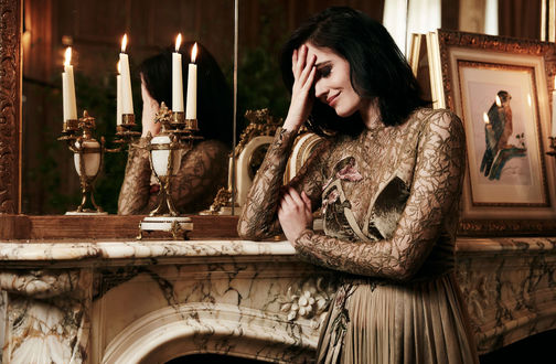 Обои на рабочий стол Модель Eva Green стоит у горящих свечей. Фотограф John Russo