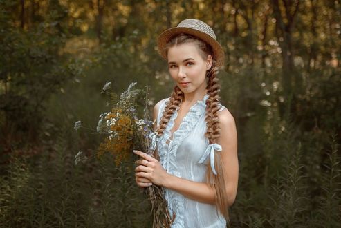 Обои на рабочий стол Девушка в шляпке, с косичками, с цветами в руке, фотограф Альберт Лесной