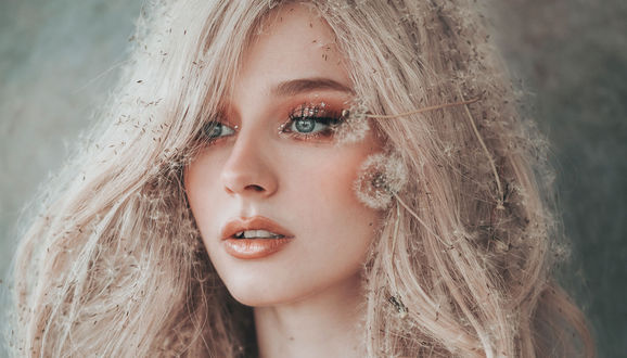 Обои на рабочий стол Девушка с отцветшим одуванчиком у лица. Фотограф Jovana Rikalo