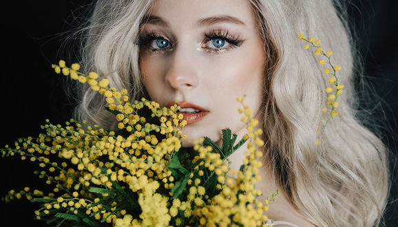 Обои на рабочий стол Девушка с букетом мимозы. Фотограф Jovana Rikalo