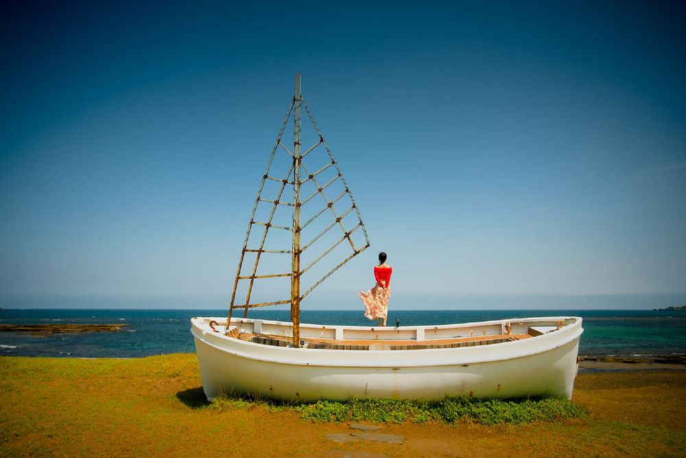 Обои для рабочего стола Девушка стоит в лодке на фоне моря и неба, by Smoothy