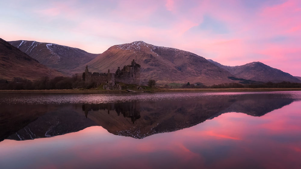 Обои для рабочего стола Kilchurn Castle / замок Килчурн в северо-восточной части Loch Awe, Scotland, UK / Лох-Аве, Шотландия, Великобритания на берегу озера