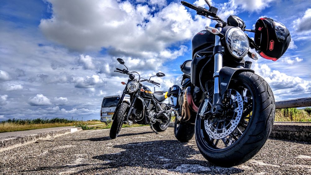 Обои для рабочего стола Два мотоцикла Дукати / Ducati стоят на фоне облачного неба, автор abwrs / Nederlands