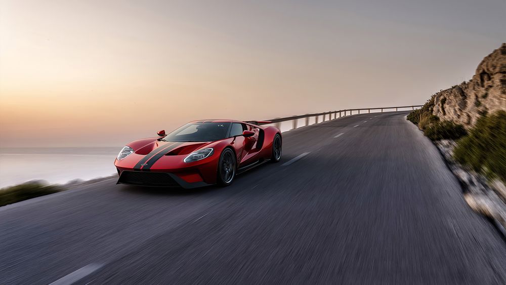 Обои для рабочего стола Красный Ford GT мчится по горной дороге