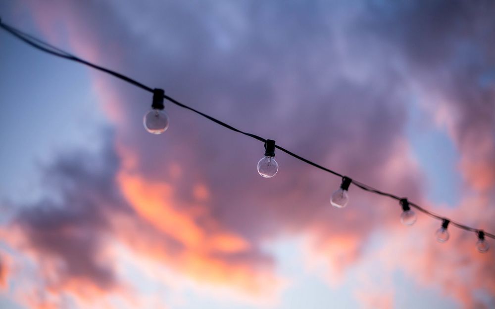 Обои для рабочего стола Лампочки на фоне облачного неба, by Nick Harris