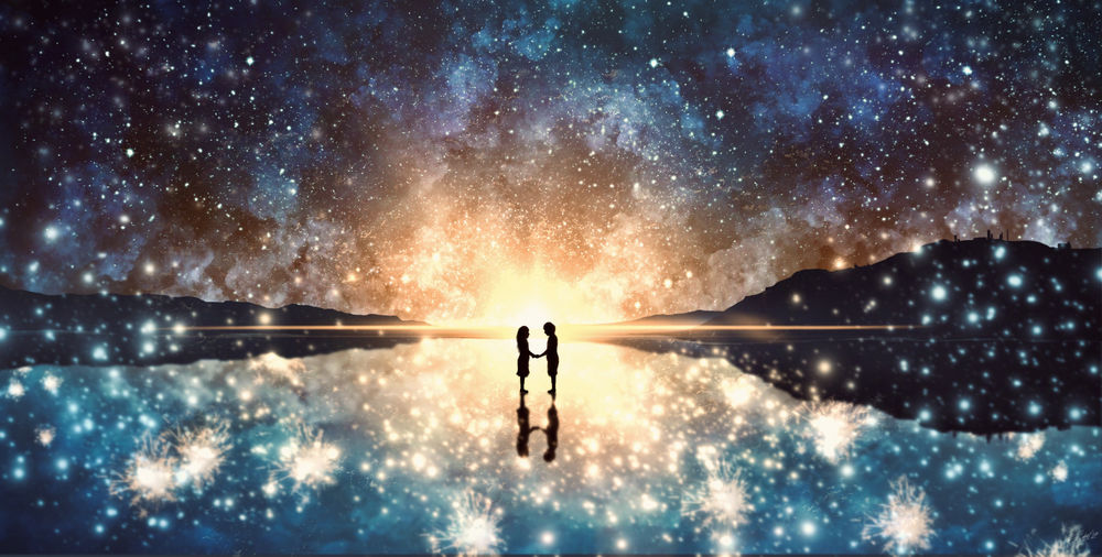 Обои для рабочего стола Влюбленные держатся за руки, стоя на зеркальной поверхности воды, в лучах закатного солнца, by Saisho